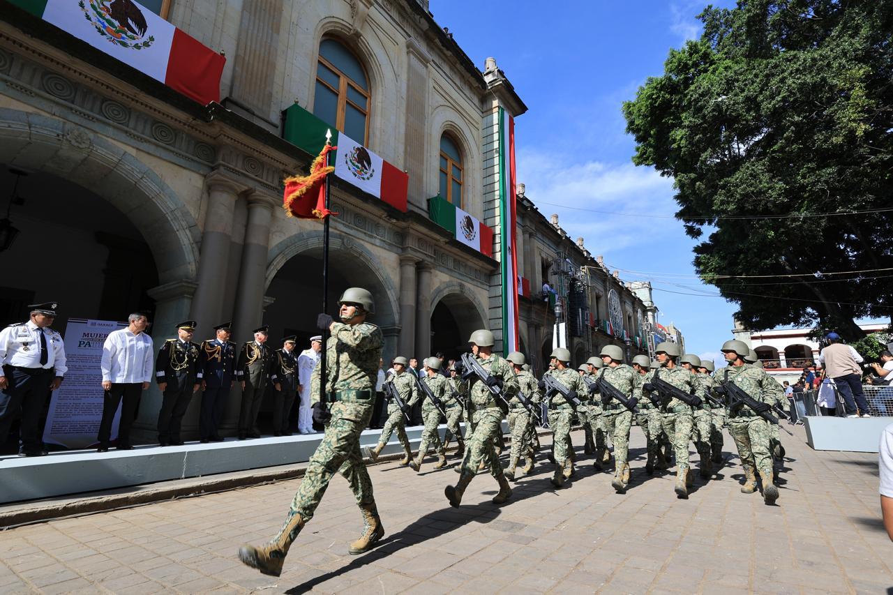 Preside gobernador de Oaxaca Desfile Cívico–Militar conmemorativo al 215 Aniversario de la Independencia de México