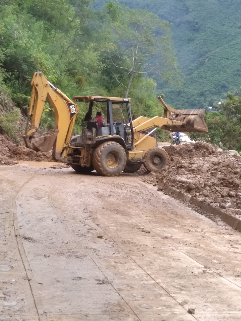 Reabre Gobierno de Oaxaca caminos afectados por derrumbes en la Sierra Sur, Mixteca y Costa