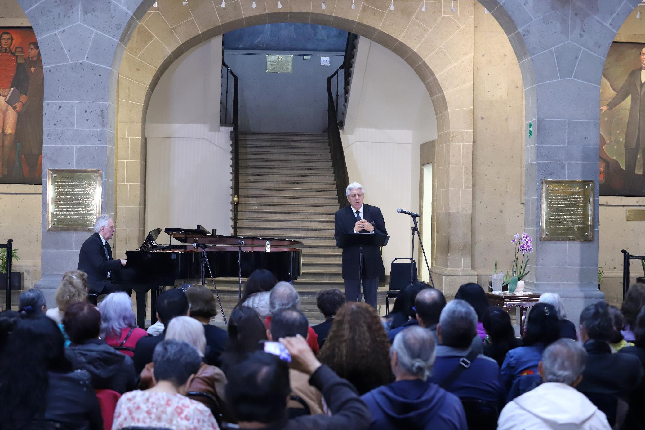 Seducen al público con sus interpretaciones, pianista polaco, Józef Olechowski, y barítono mexicano, Arturo Barrera