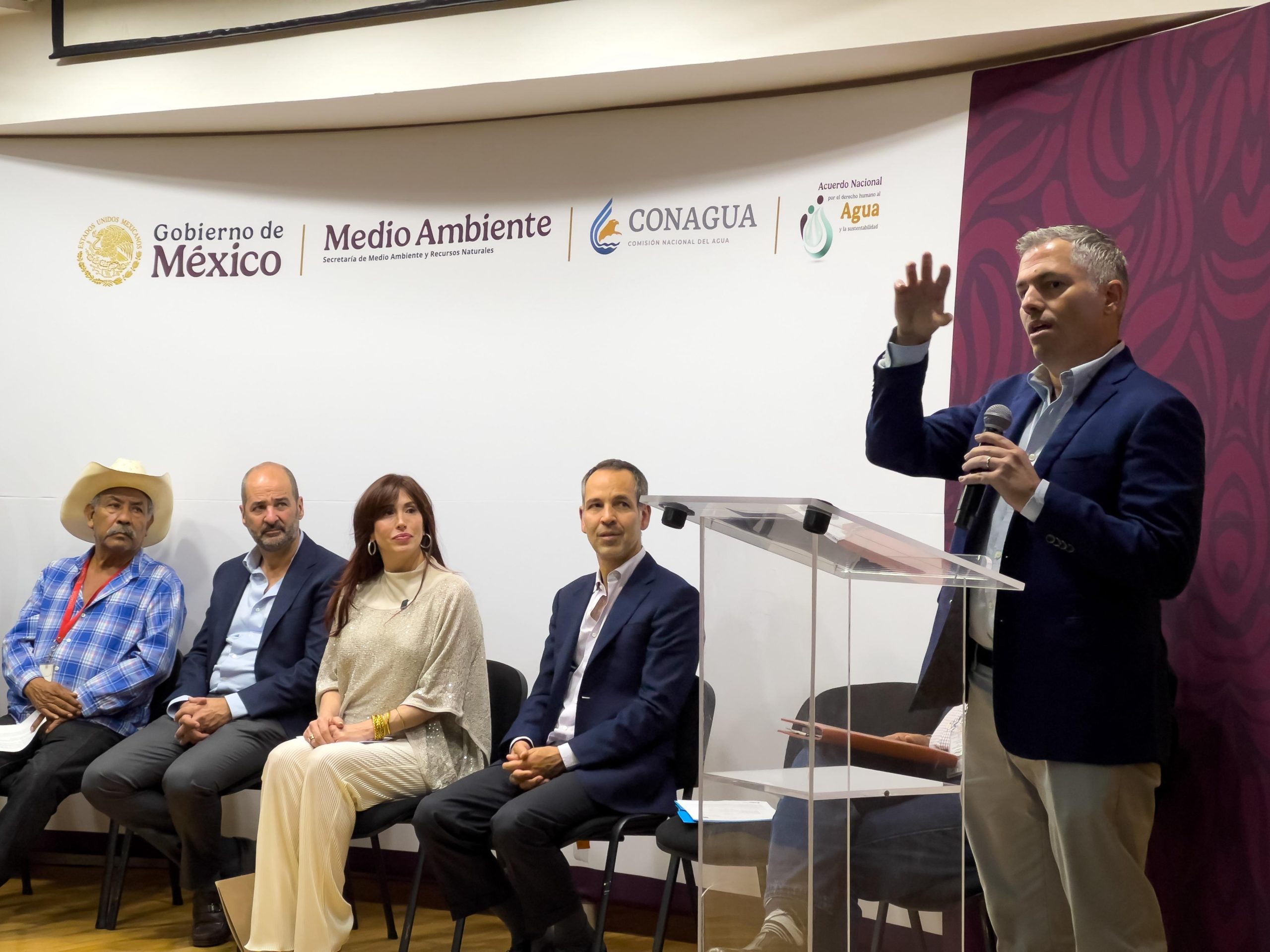 Firman Conagua y Rotoplas colaboración para apoyar el campo con tecnología de riego