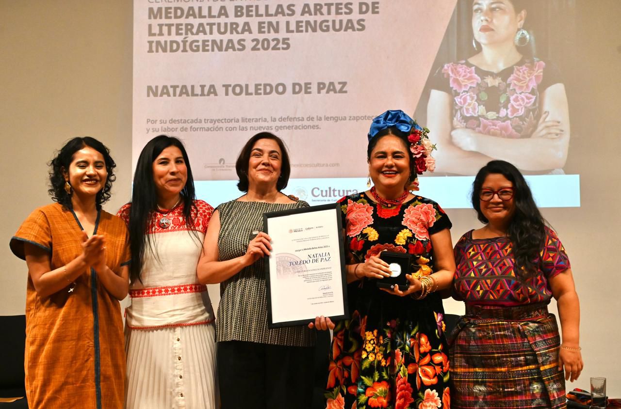 Recibe la poeta oaxaqueña Natalia Toledo de Paz la Medalla Bellas Artes 2025 de Literatura en Lenguas Indígenas