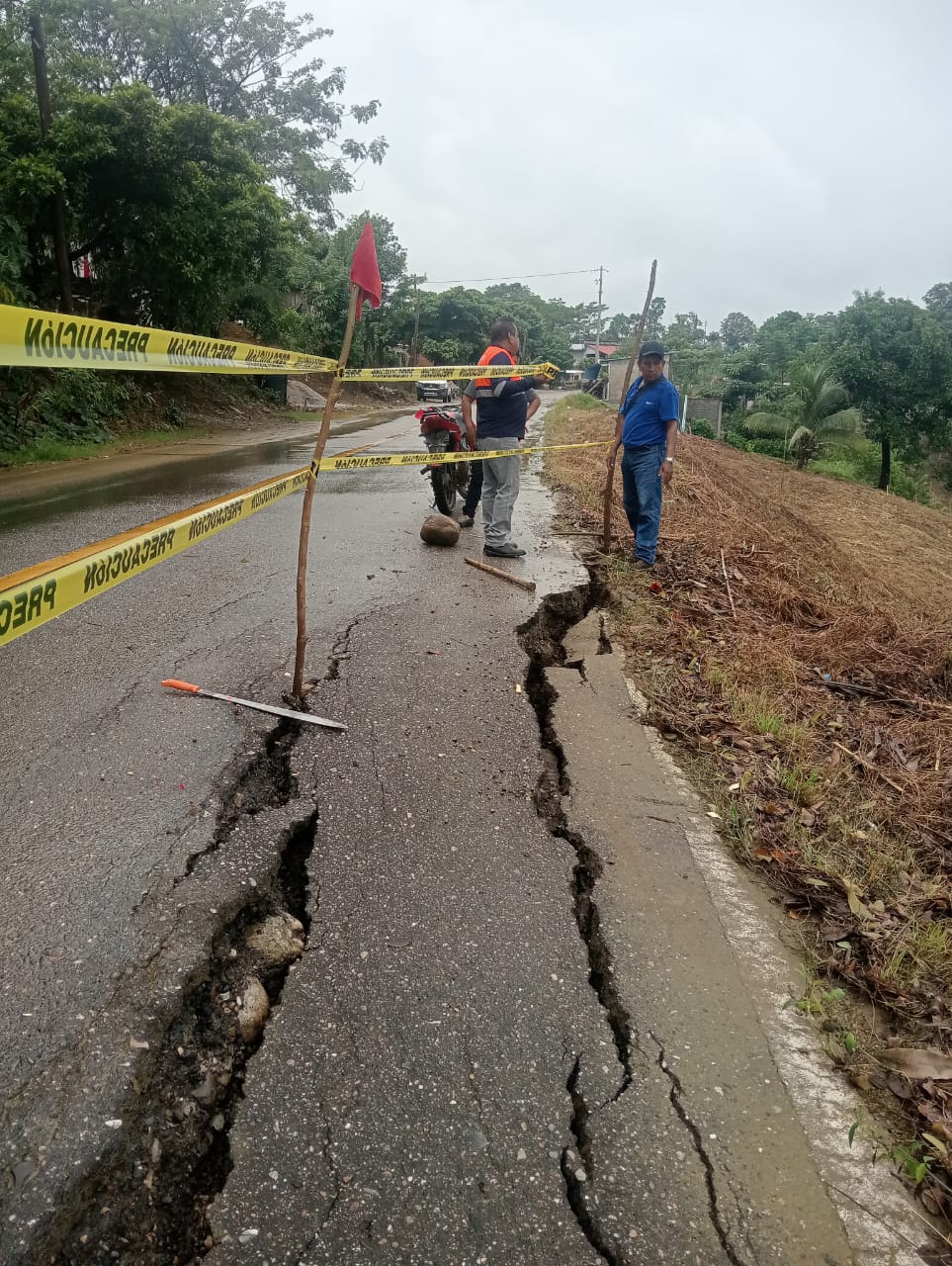 Piden extremar precauciones por hundimiento en Carretera Federal 182, tramo Tuxtepec-Jalapa de Díaz