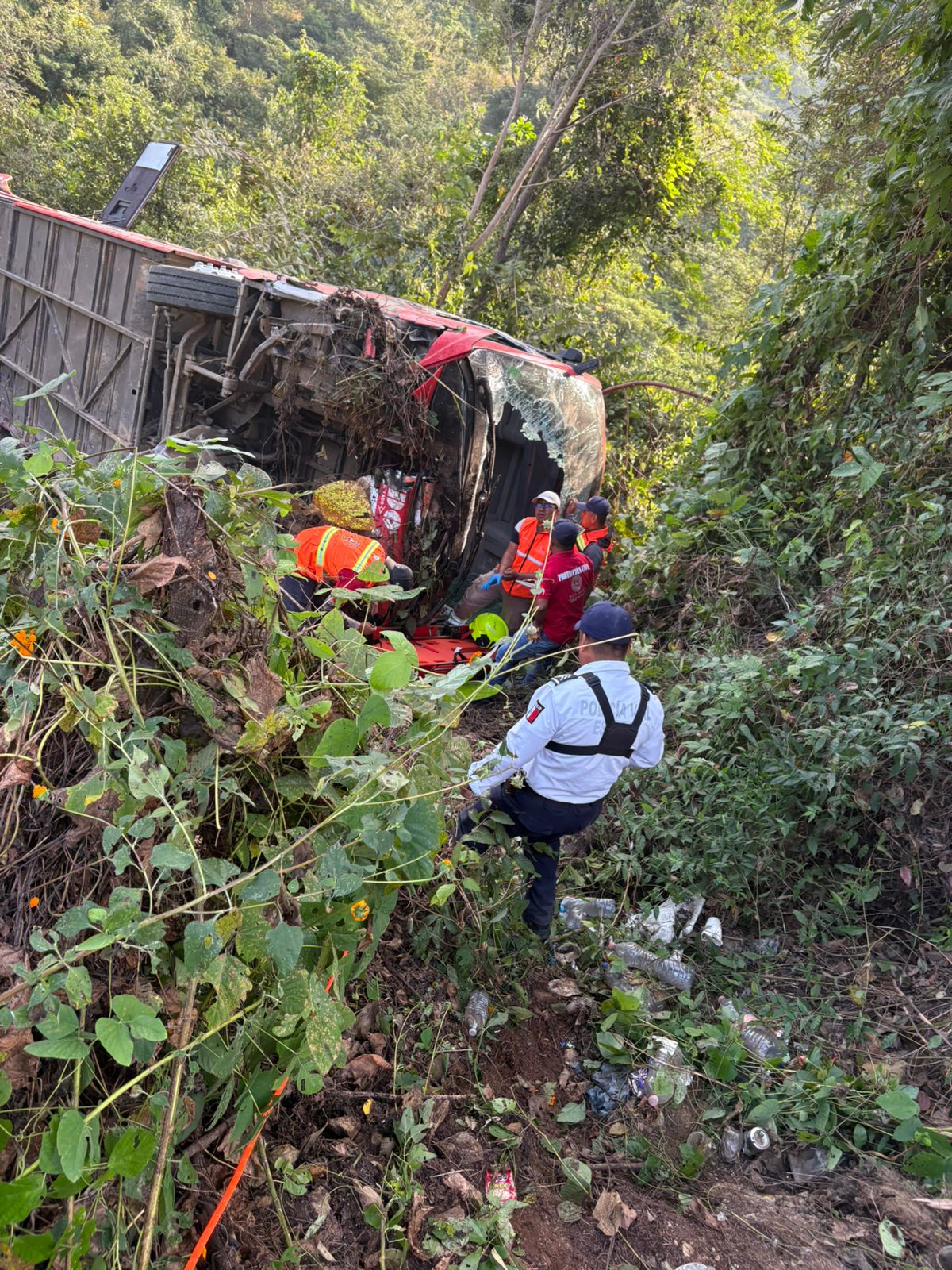 Atiende Gobierno de Oaxaca accidente registrado en la carretera Barranca Larga-Ventanilla