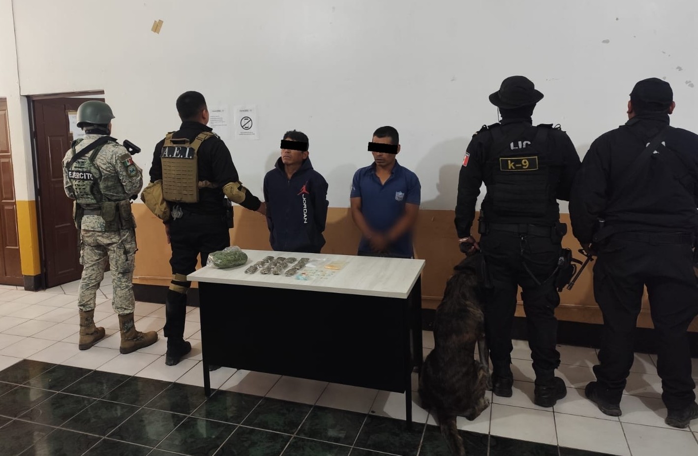 Ejecuta Fiscalía de Oaxaca cateo en la Cañada, detiene a dos personas por narcomenudeo