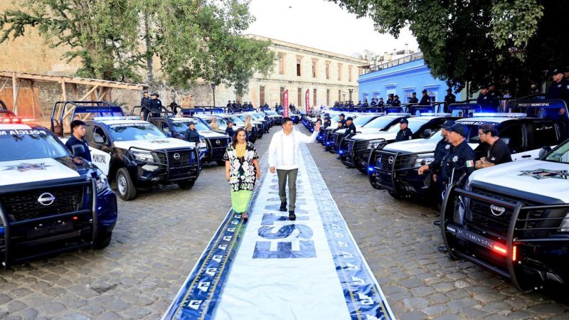 Entregan vehículos especializados