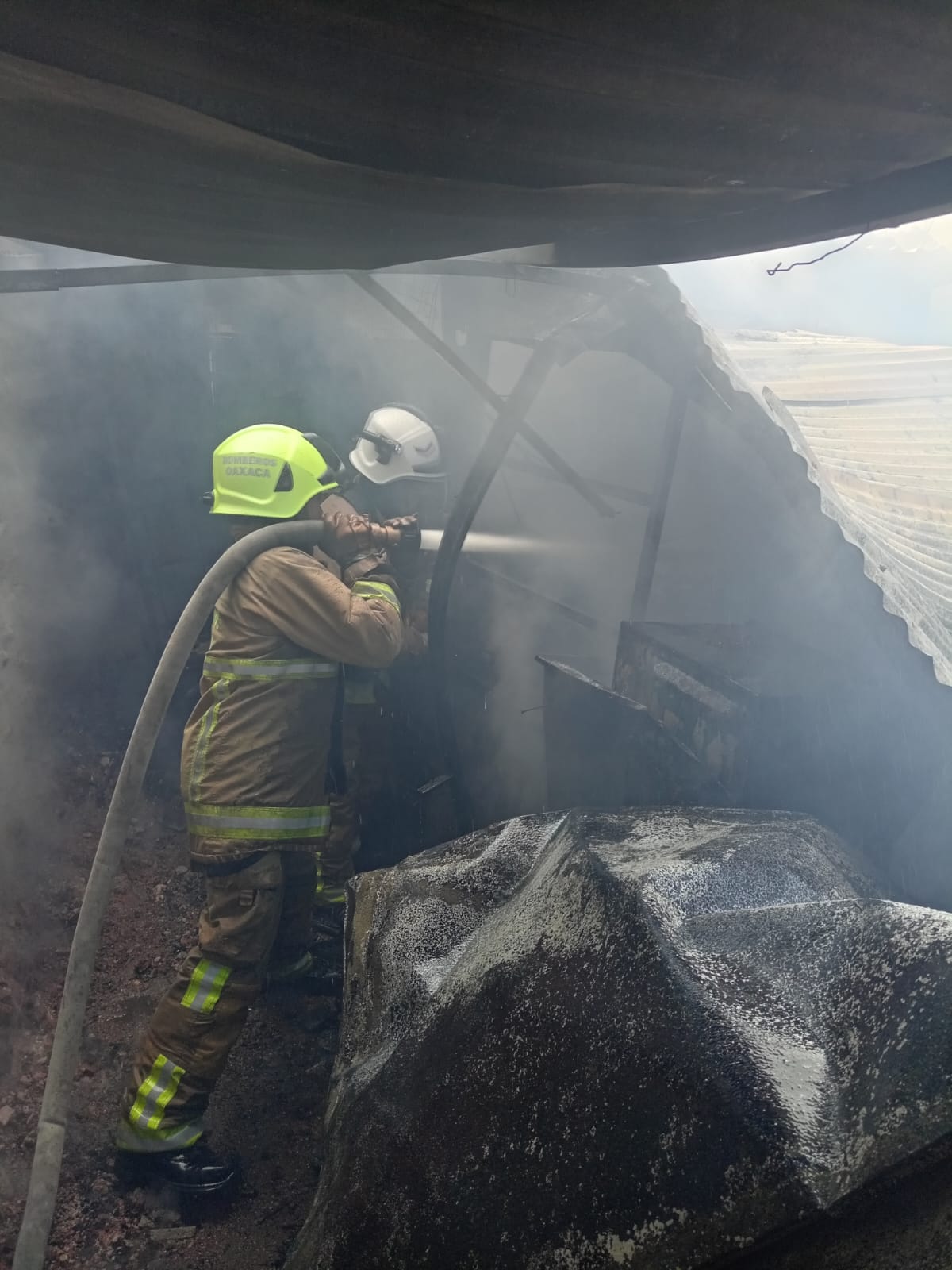 Sofoca Bomberos de Oaxaca incendio en vivienda de Santa Rosa Panzacola