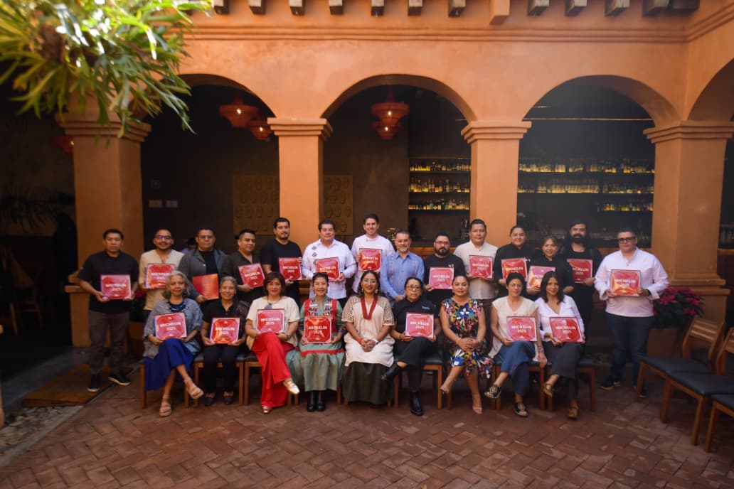 Reciben 23 restaurantes oaxaqueños placas de la Guía Michelin 2025 por su excelencia culinaria