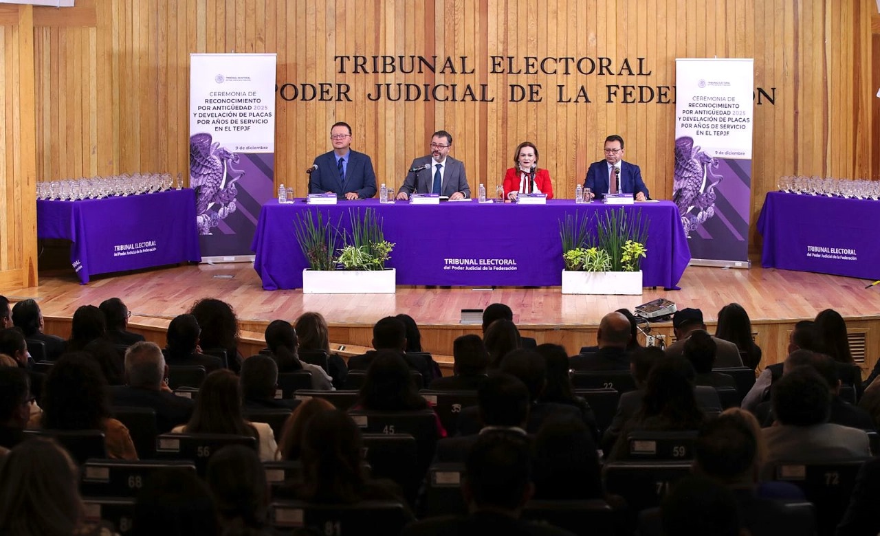 Reconoce TEPJF a 121 trabajadores por años de servicio ininterrumpido