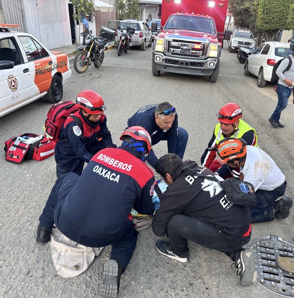 Rescatan con vida a persona atrapada al interior de una alcantarilla en la capital de Oaxaca