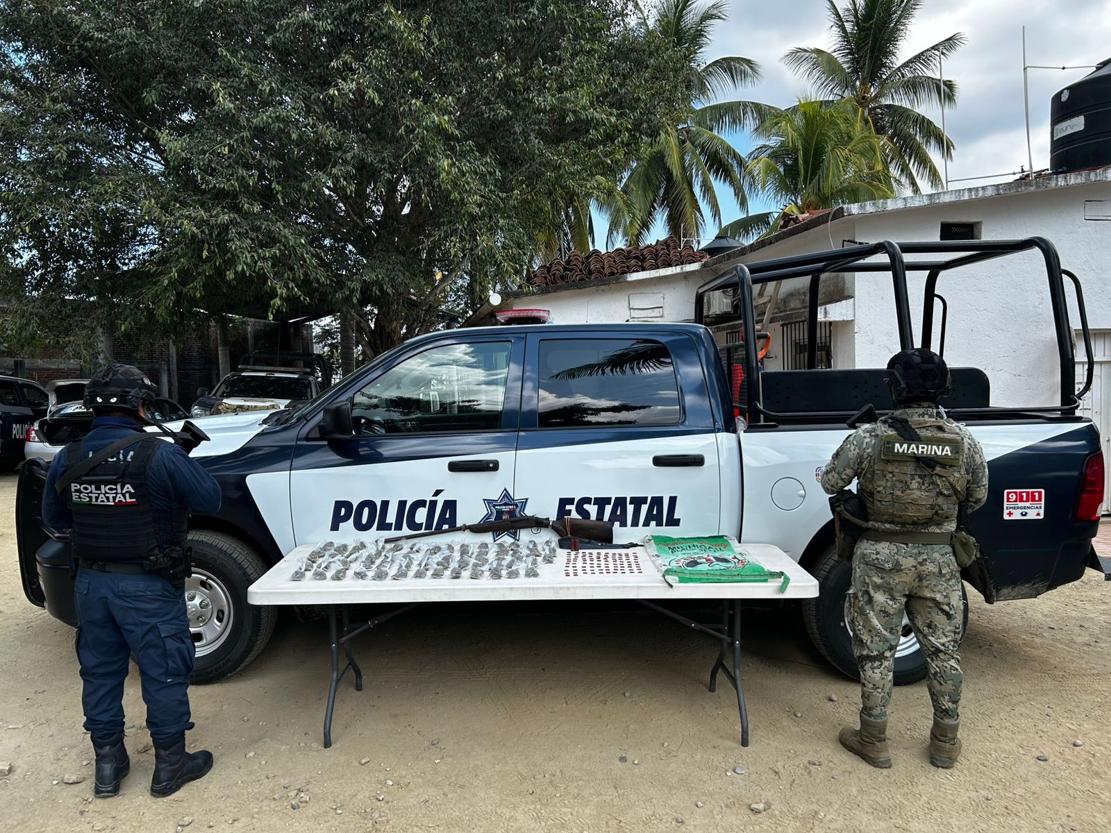 Aseguran 160 bolsas de presuntas drogas y un arma de fuego en Jamiltepec, Oaxaca