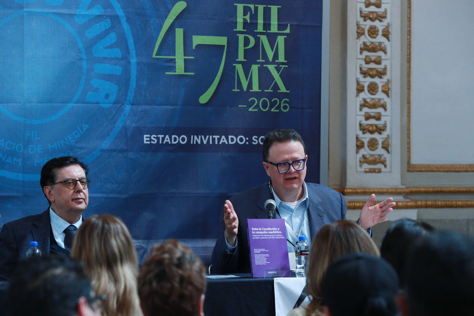 Presentan Entre la Constitución y la campaña mediática, en la 47ª Feria Internacional del Libro en el Palacio de Minería