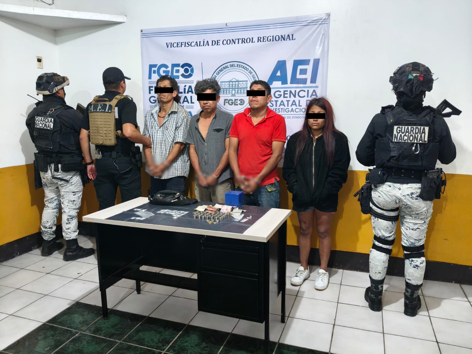 Desarticulan punto de venta de drogas durante cateo, aseguran “cristal” y motocicletas; Cuatro detenidos