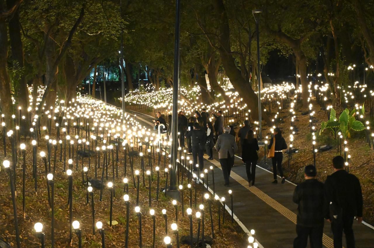 La exposición interactiva de Rafael Lozano-Hemmer reconfigura la noción tradicional de museo