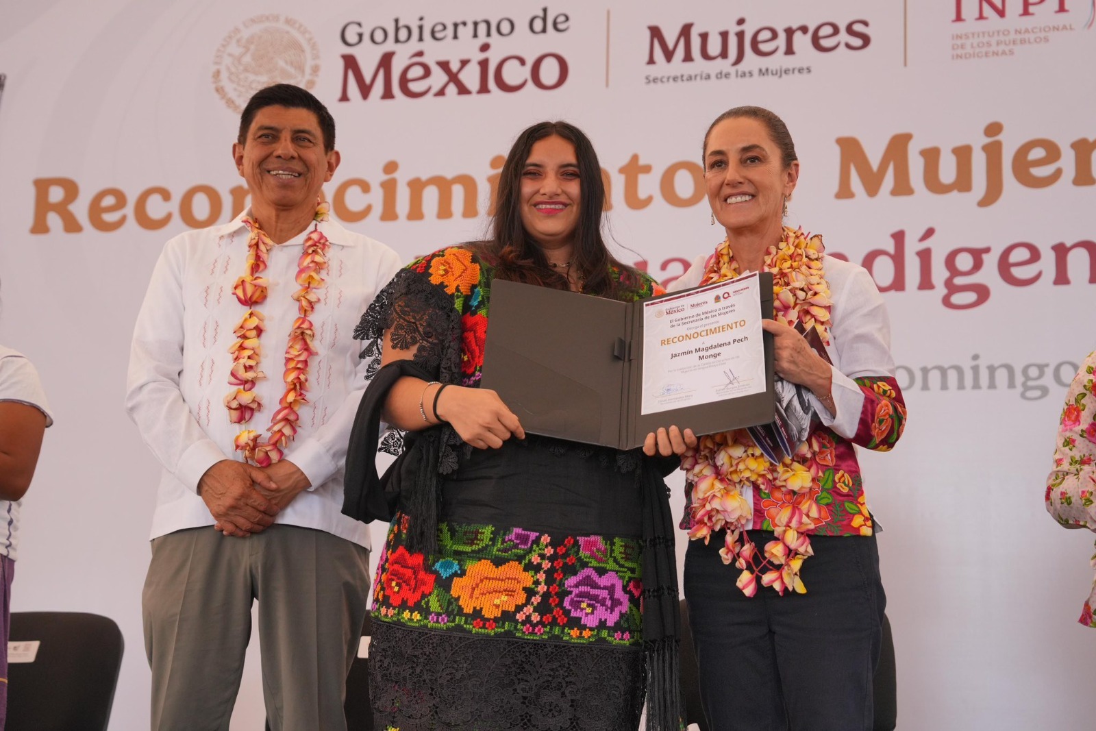 Reconocen Claudia Sheinbaum y Salomón Jara a mujeres traductoras de lenguas indígenas nacionales