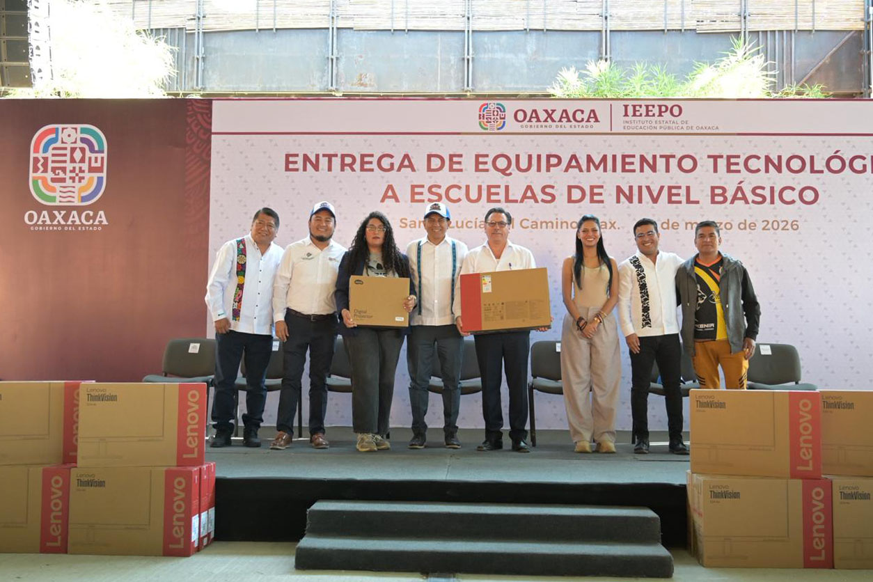 Equipan con tecnología a 262 escuelas de educación básica de Oaxaca de Juárez
