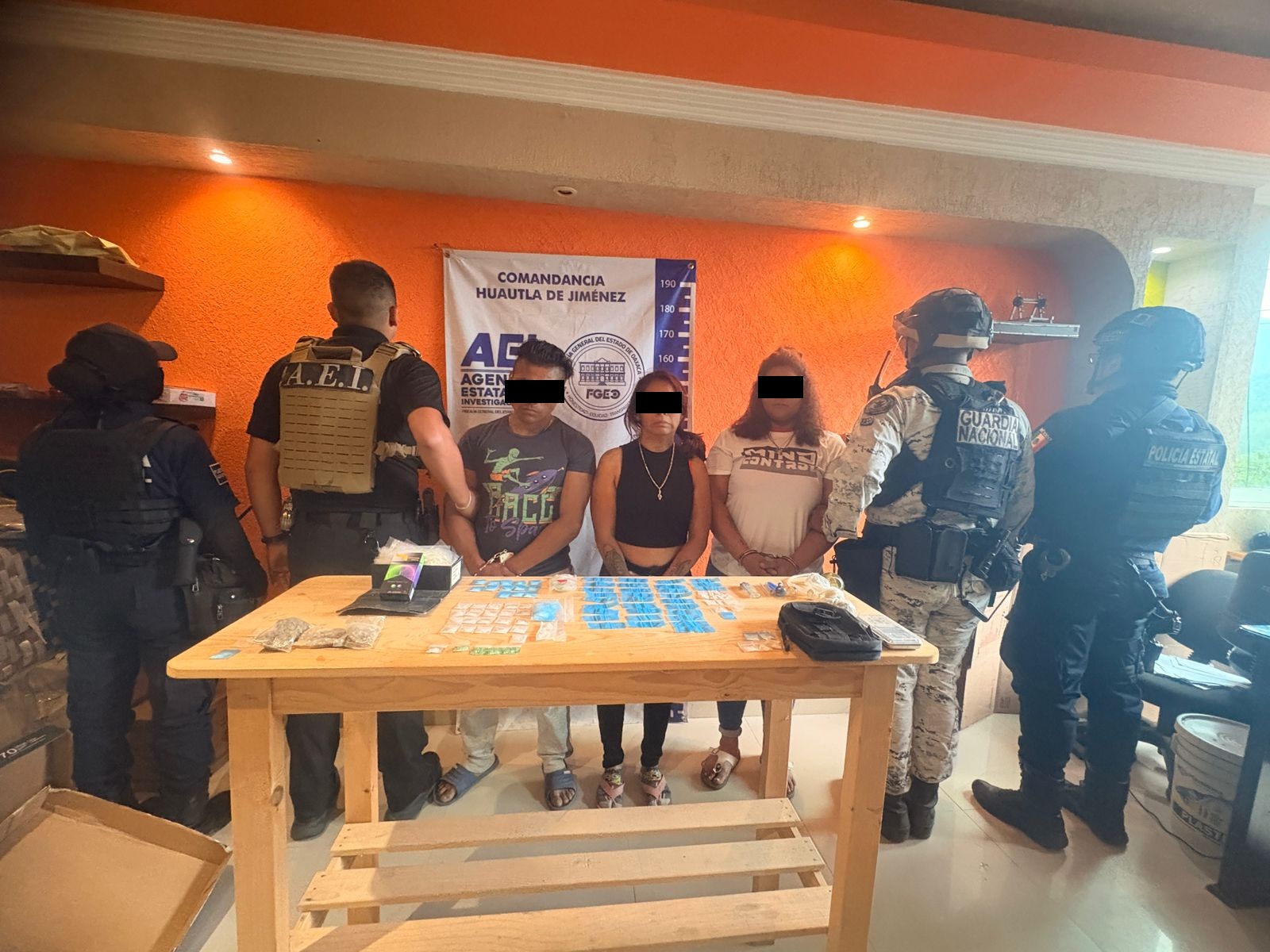 Detienen a tres personas originarias de Veracruz y Campeche durante cateo en punto de venta de cristal