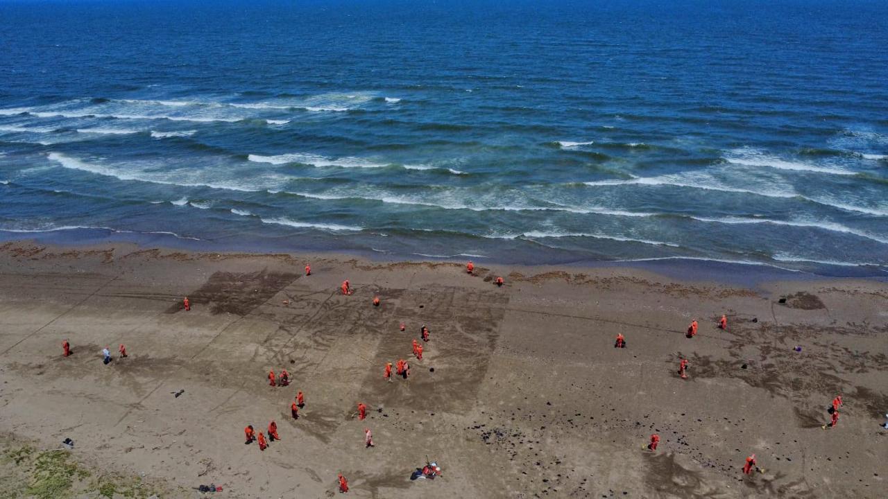 Refuerza Gobierno de México acciones integrales ante presencia de hidrocarburos en costas del Golfo de México