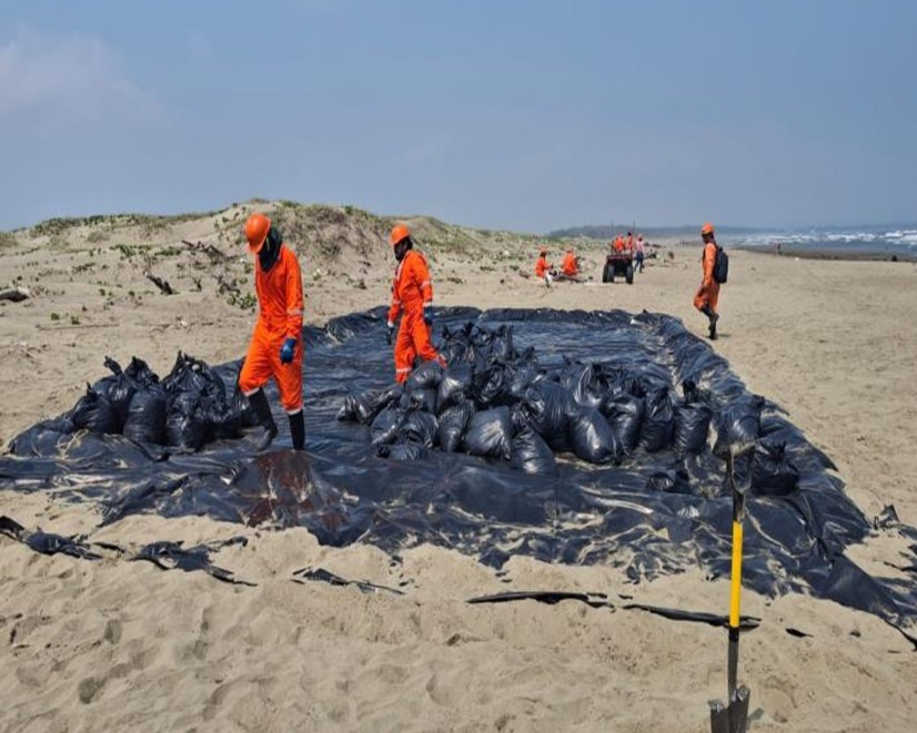 Apoya Pemex labores de limpieza en playas del sur de Veracruz, en coordinación con comunidades locales