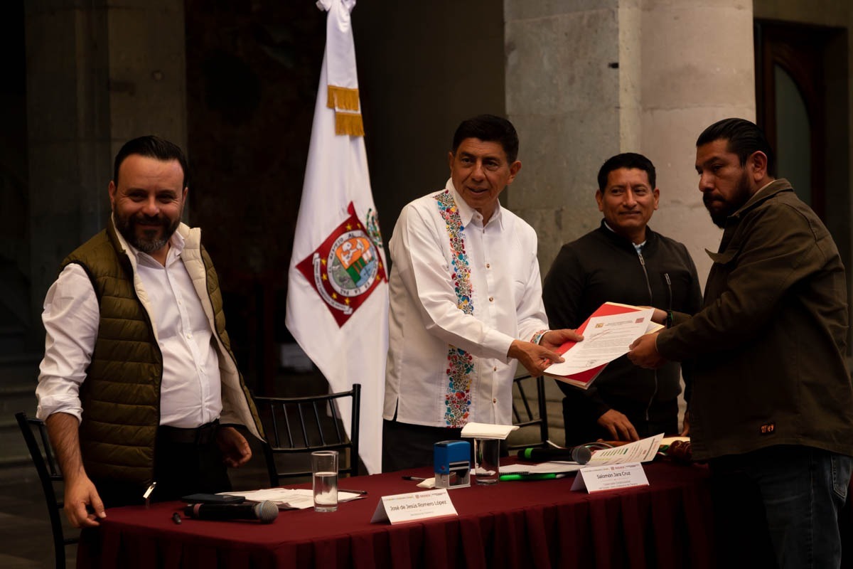 Recibe gobernador de Oaxaca pliego petitorio del Frente Popular Revolucionario