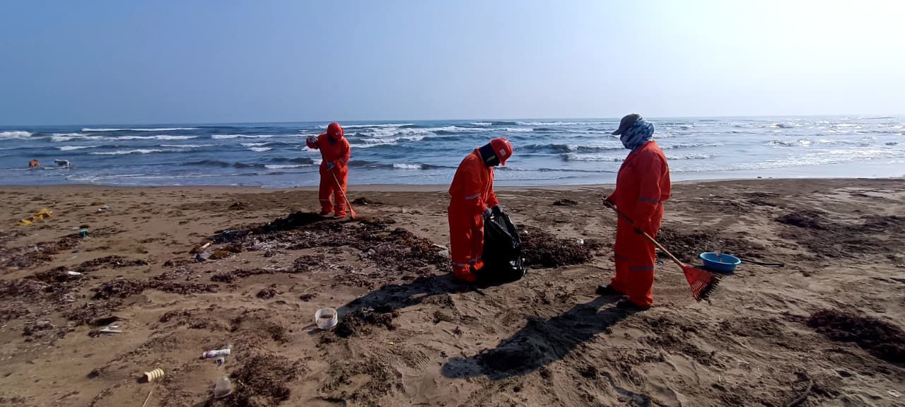 Mantiene Grupo Interinstitucional brigadas permanentes de limpieza en playas del Golfo