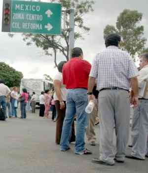 Bloquean maestros calles del centro de Oaxaca