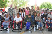 Entregan DIF y Fundación Weelchair sillas de ruedas en Oaxaca