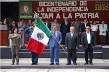 Abanderan a 100 de todos los niveles educativos en Oaxaca