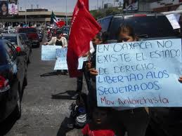 Marcha de antorchistas desquicia tráfico en el centro de Oaxaca