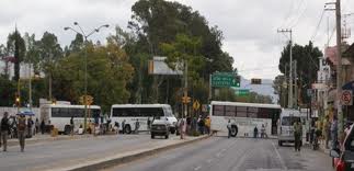 Bloquean padres de familia dos cruceros, exigen construcción de aulas