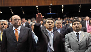 Burla cerco policiaco y rinde protesta Godoy como diputado federal de Michoacán