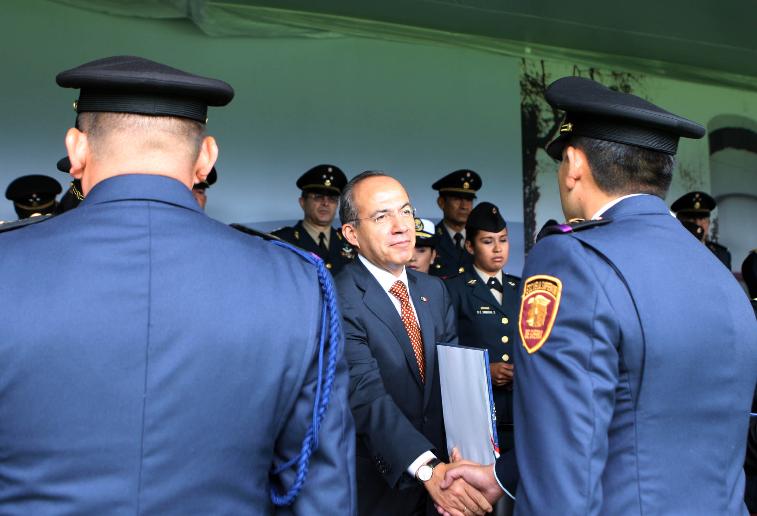 Contradictoria la política de derechos humanos de Felipe Calderón por un lado dice defenderlos y por otro los descalifica