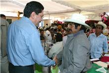 El gobernador con migrantes