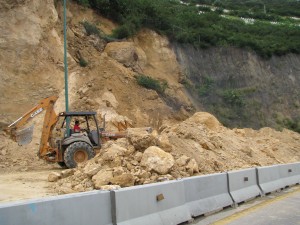 Derrumbe sobre carretera del Cerro del Fortín; suspenden tráfico vehicular