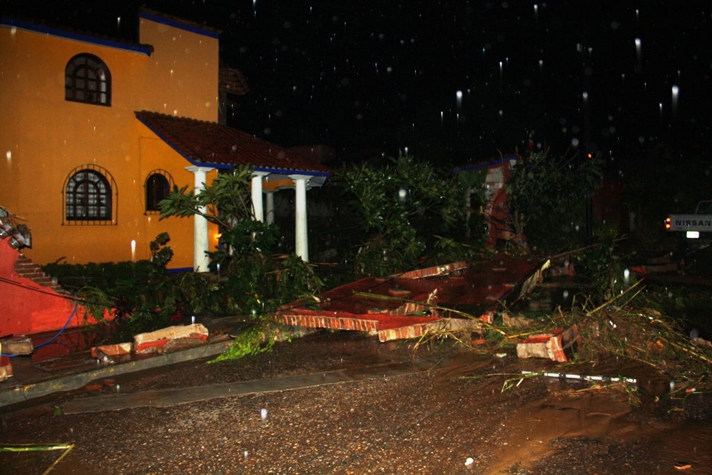 Las torrenciales lluvias dejan un muerto, un herido y cientos de familias evacuadas en la capital de Oaxaca.