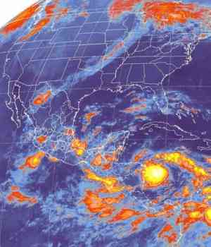 Reportan daños por Matthew en Puerto Escondido