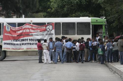 Bloquean burócratas carretera federal 190 por tercer día consecutivo