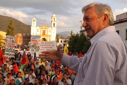 Propone López Obrador constitución de empresa contrate a electricistas despedidos por Calderón, pide apoyo a diputados del PRI
