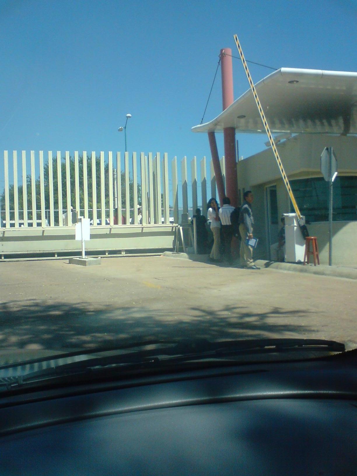 Habitantes de Zapotitlán del Río realizan marcha y bloquean Ciudad Administrativa