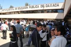 Protestan padres de familia en demanda de profesores