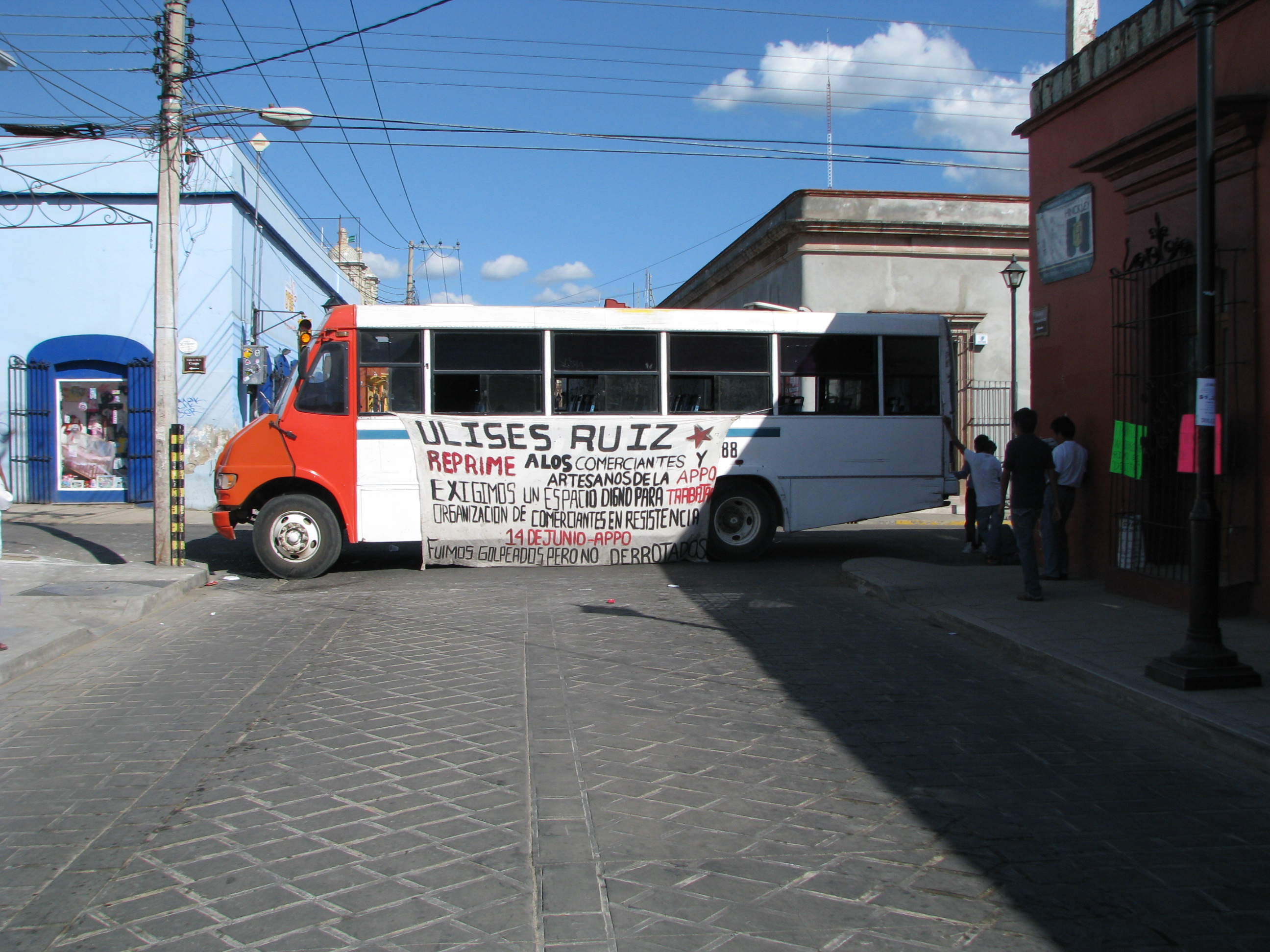 Flash informativo Ambulantes y mototaxistas bloquean el centro histórico de la ciudad de Oaxaca