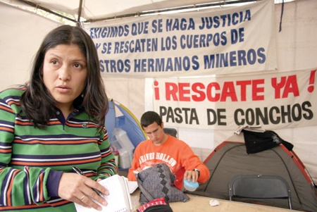 En  Twitter Felipe Caderón aseguró estar conmovido del rescate de mineros chilenos;  a los de Pasta de Conchos los abandonaron: CNDH