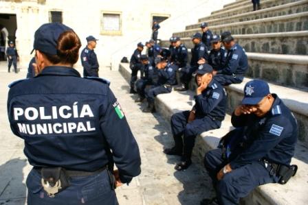 Exhiben en video a policías ladrones