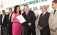 Reciben trabajadores de gobierno reconocimientos y medallas