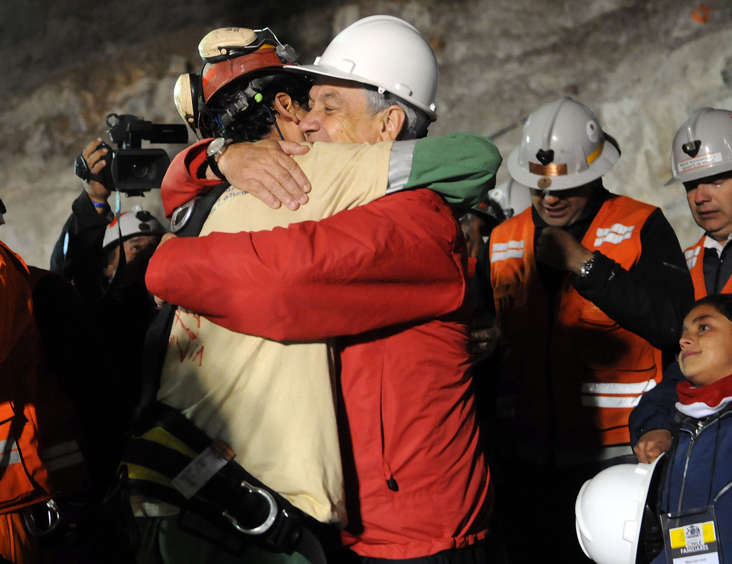 Rescatan al primer minero chileno Florencio Ávalos, lo recibe el presidente Sebastián Piñera