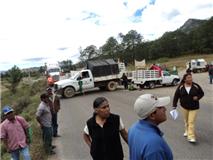 Bloquean carretera de Tlaxiaco en demanda de cese a la violencia en Copala