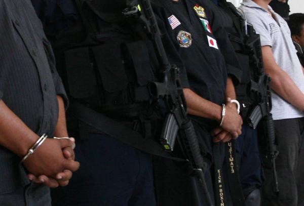 Policías atacan a reportero en Candiani