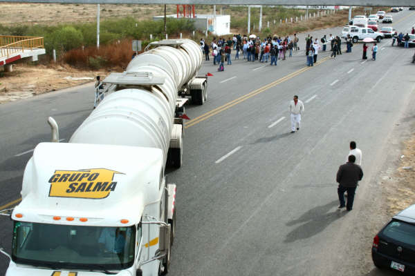 Bloquean colonos la carretera Oaxaca-Puerto Ángel