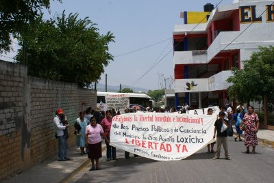 Toman habitantes de San Agustín Loxicha instalaciones del IEE