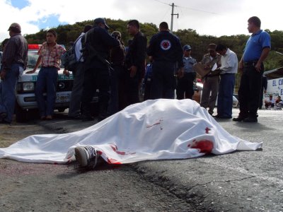 Vehículo embiste a tres personas en Santa Rosa; un muerto