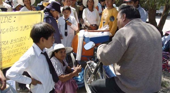 Caos en el centro por bloqueos de padres de familia